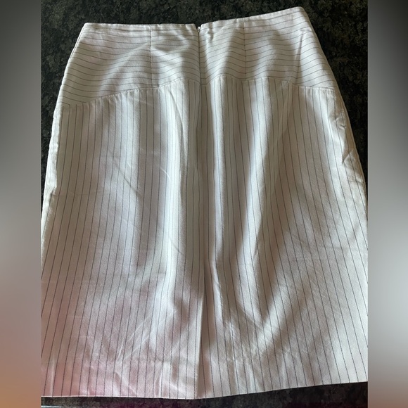 🔥🤍Ann Taylor size 6P white skirt with navy pinstripes. 6 decorative buttons! - Picture 6 of 6